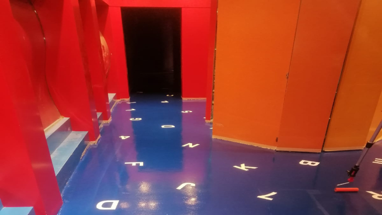 instalación suelo autonivelante decorativo en el laberinto